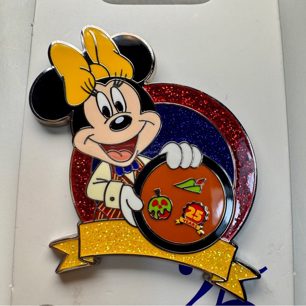 NWT Minnie Mouse as Scoop Sanderson L pin, celebrating the official 25th